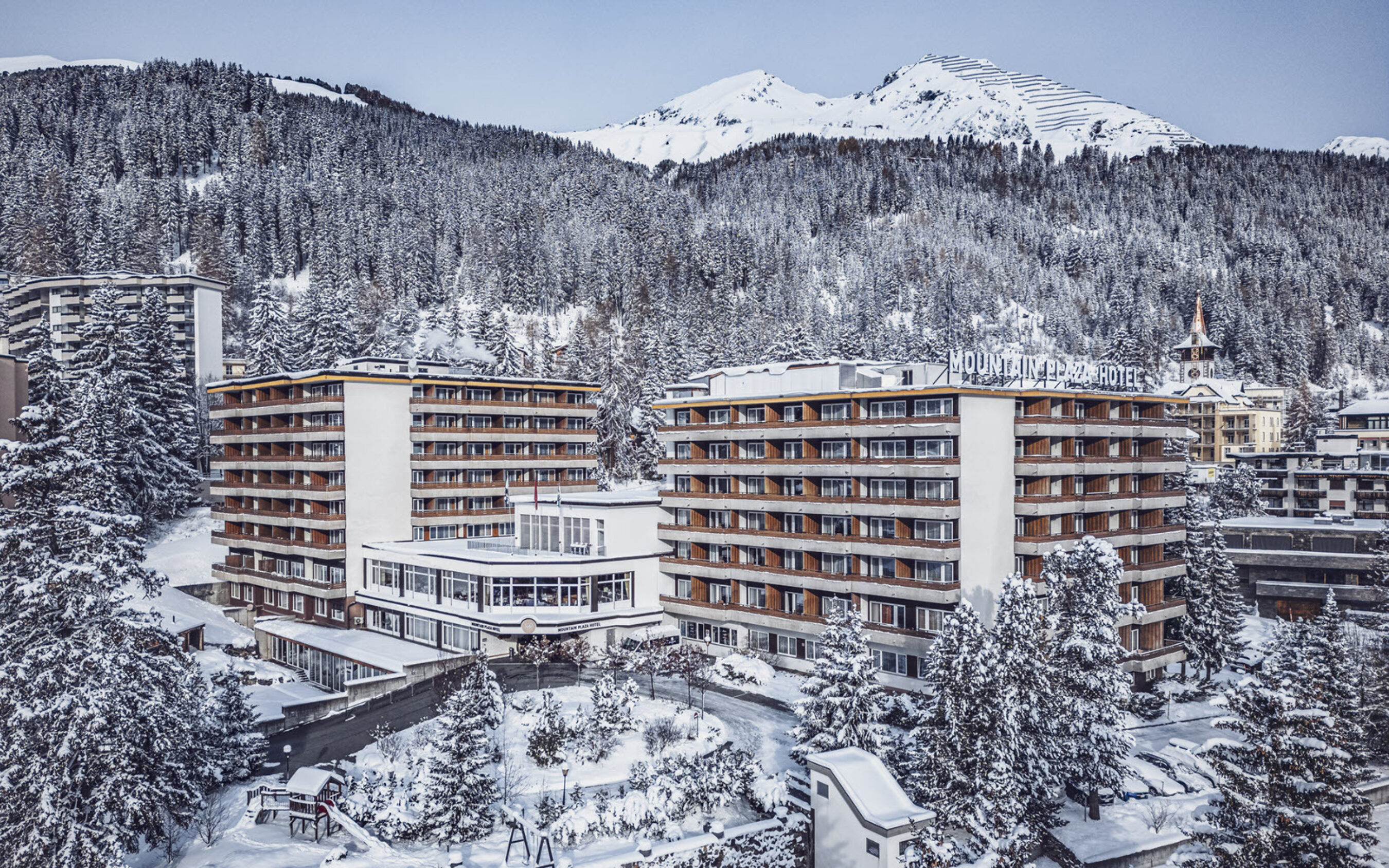 Davos Mountain Plaza Hotel Aussenansicht Winter