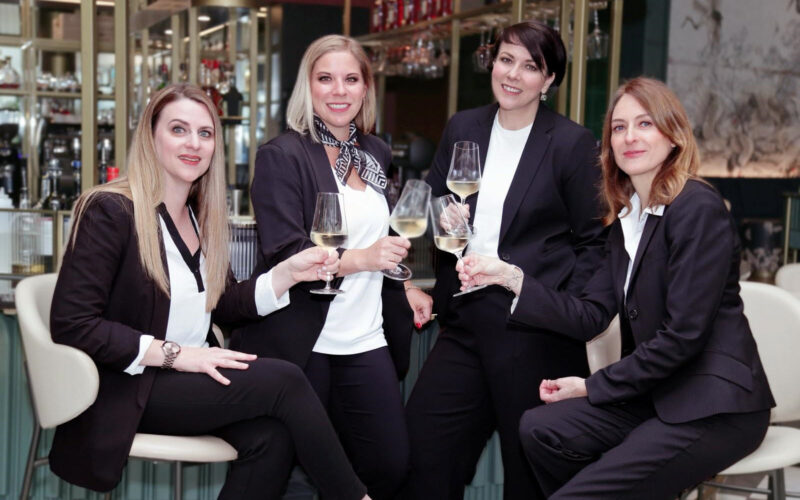 Happy new year von den hotelbooker Ladies