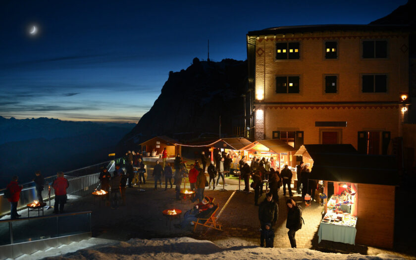 KW 45 ns Pilatus Christkindlimärt Terrasse im Mondschein 107 1